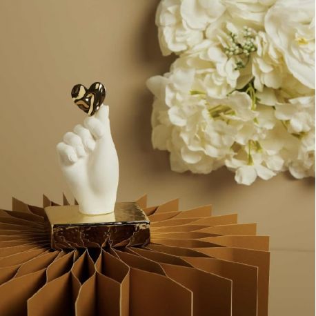 Mano in gesso su base con applicazione oro (cl26269)